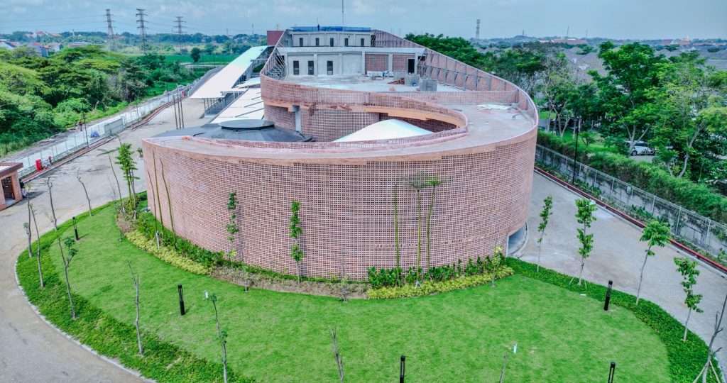 You’ve Never Seen a School Building Like This Discover the Amazing Roaster!
